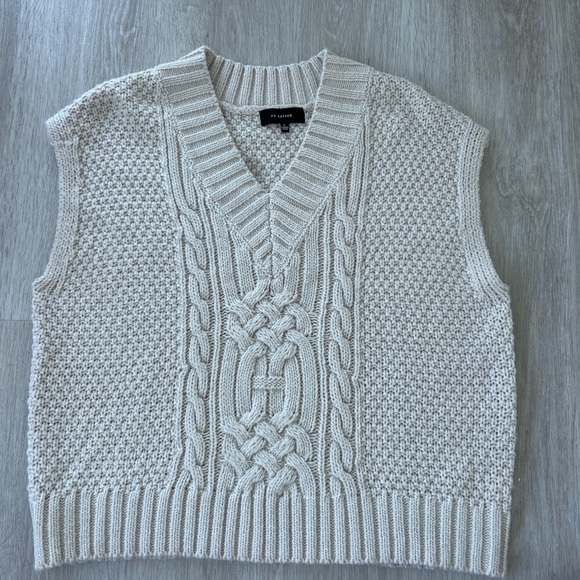 En Saison Sweaters - En Saison v-neck sweater vest women’s small Cream